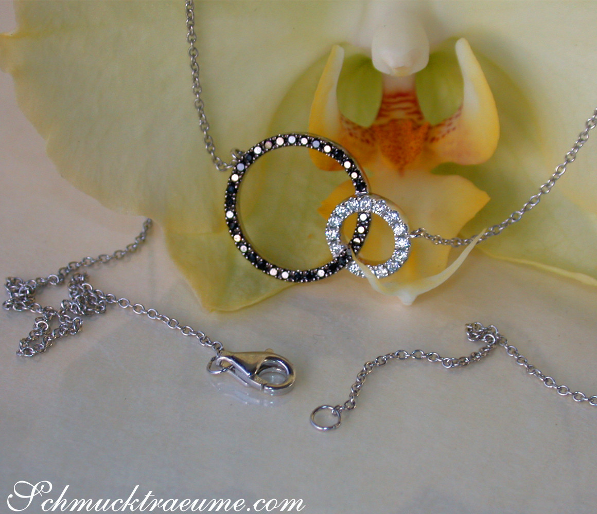 Kreisförmige Diamantkette mit schwarz-weißen Steinen auf Orchideenblüte