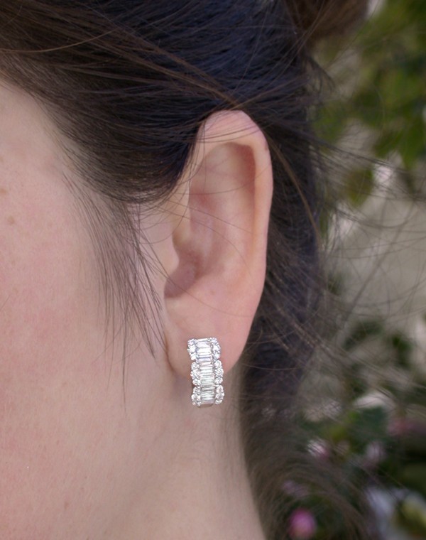 Weißgold 750 Diamantohrringe Detailansicht auf dem Ohr