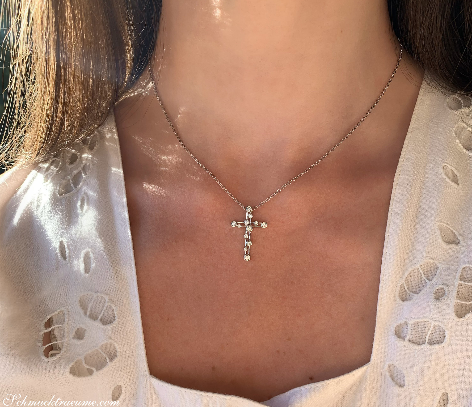 Klassischer Kreuzanhänger aus Weißgold 750 mit Brillanten, getragen auf zarter Kette.