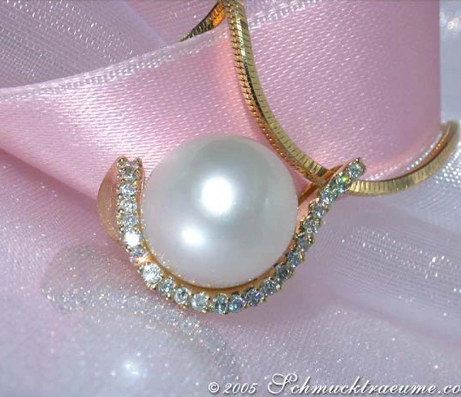 Klassischer Südseeperlen-Anhänger mit Brillanten in Gelbgold auf rosa Seide Klassischer Südseeperlen-Anhänger mit Brillanten in Gelbgold auf rosa Seide