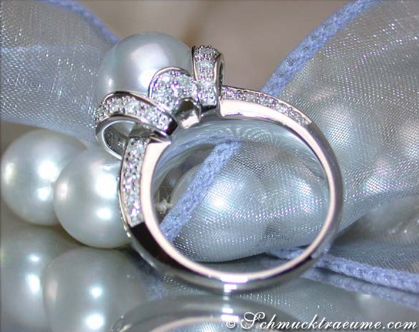 Weißgold 750 Ring mit Südseeperle und Brillanten, Detailaufnahme auf silberner Schleife, elegant und luxuriös