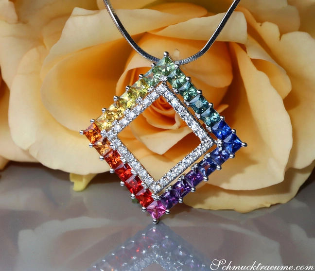 Weißgold-Anhänger mit Regenbogen-Saphire und Brillanten auf Rosenblüte. Weißgold-Anhänger mit Regenbogen-Saphire und Brillanten auf Rosenblüte.