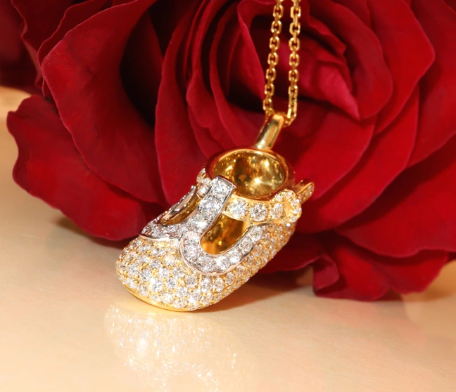 Zauberhafte Brillanten Babyschuh Halskette Zauberhafte Brillanten Babyschuh Halskette
