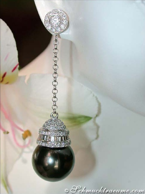 Tahitiperlen-Ohrhänger mit Brillanten in Weißgold, Detailaufnahme, elegant getragen.