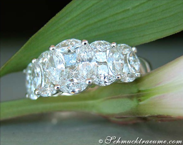 Weißgoldring mit Marquise- und Princess-Diamanten, Detailaufnahme, grüner Hintergrund