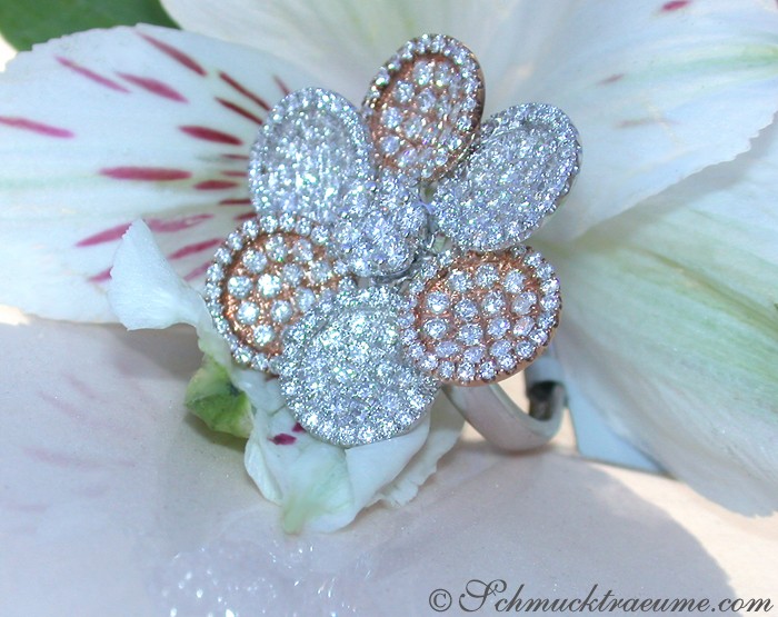 Femininer Brillanten Ring im Blumen Design in Weiß- & Roségold - Image 2