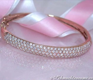 Roségold-Armreif mit Diamanten auf rosa Satinband
