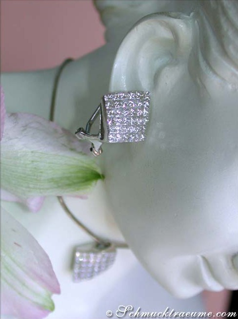 Prinzessin-Diamant-Ohrstecker mit Invisible Setting auf Porzellan-Statue mit Blume