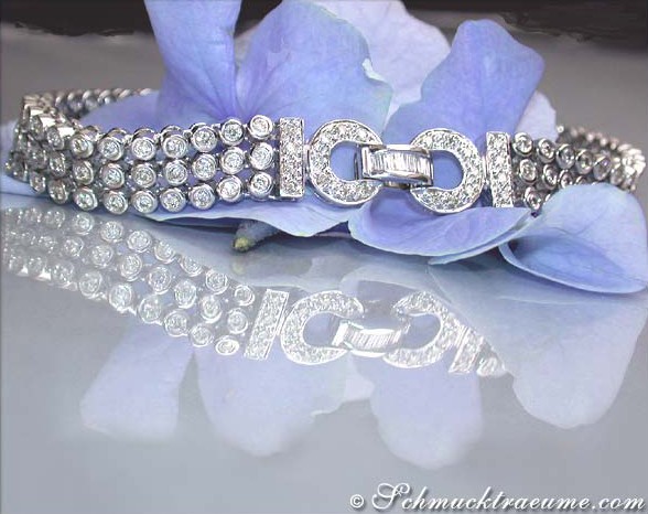 Diamanten-Armband aus Weißgold 585 mit blauen Blüten im Hintergrund