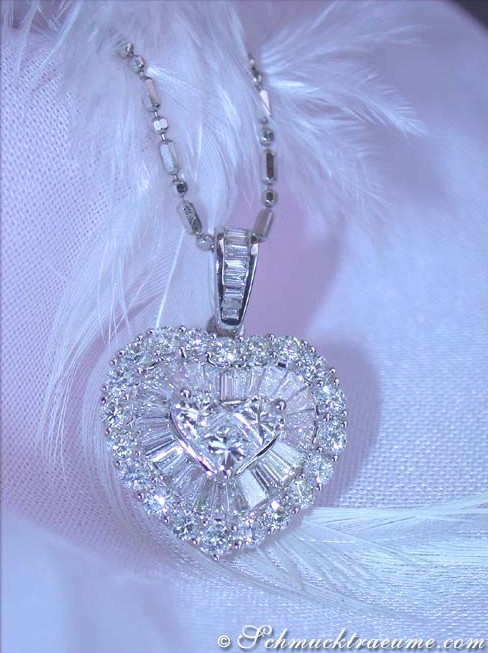 Edler Diamanten Herz Anhänger in Weißgold 750, detailreich, raffiniert