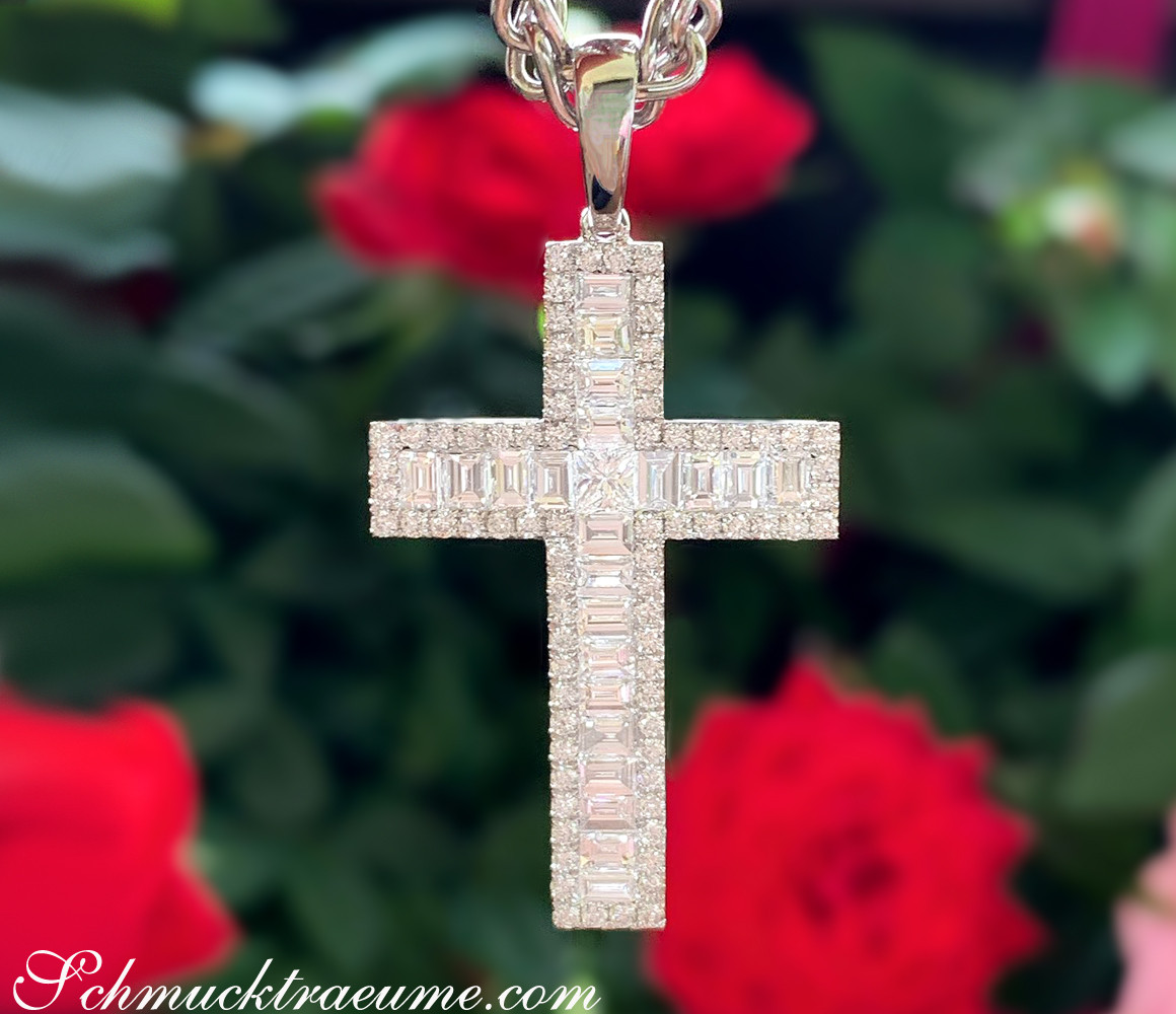 Diamantkreuzanhänger in Weißgold, Baguette-Diamanten, makellose Fassung, rote Rosen im Hintergrund.