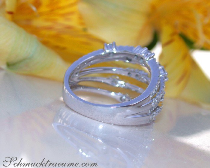 Weiße Diamantring auf Blumenhintergrund, elegant und detailreich.