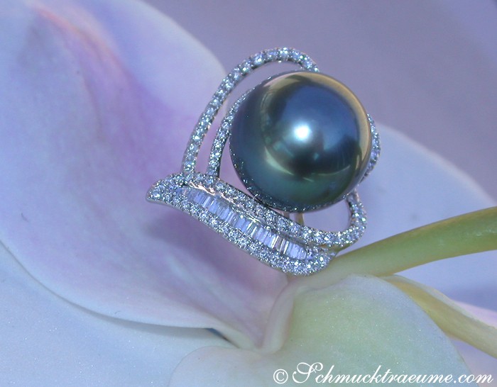 Tahitiperlen-Ring mit Diamanten in Herz-Design auf Orchideenblüte