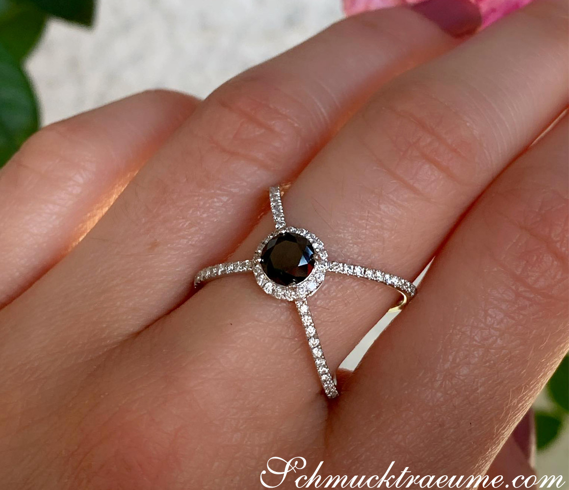 Schwarzer Diamant Solitär-Ring in Weißgold, Detailaufnahme auf Handfinger