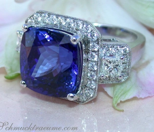 Weißgoldring mit Tansanit und Diamanten auf Rosenblüte