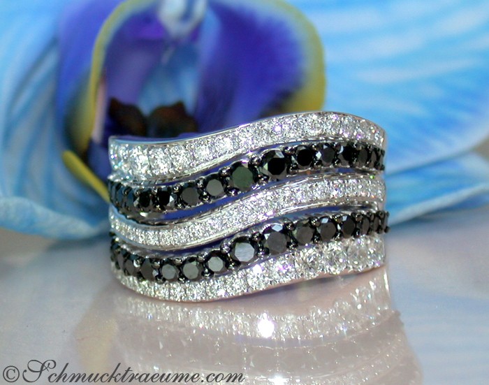 Breiter Ring mit schwarzen und weißen Diamanten, Wellenmuster, Detailaufnahme