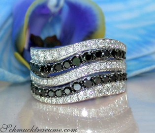 Breiter Ring mit schwarzen und weißen Diamanten, Wellenmuster, Detailaufnahme