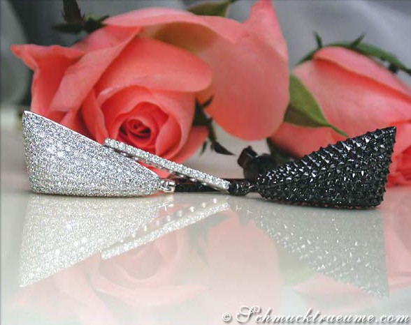 Schwarz-weiße Diamant-Ohrgehänge auf Rosenblüten, Detailaufnahme