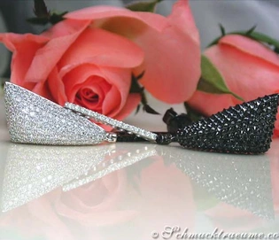 Schwarz-weiße Diamant-Ohrgehänge auf Rosenblüten, Detailaufnahme