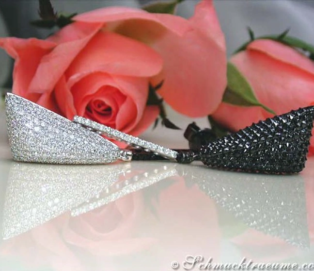 Schwarz-weiße Diamant-Ohrgehänge auf Rosenblüten, Detailaufnahme Schwarz-weiße Diamant-Ohrgehänge auf Rosenblüten, Detailaufnahme