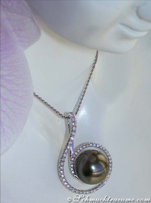 Weißgold-Anhänger mit Tahitiperle und Brillanten, Detailaufnahme, elegant und luxuriös.