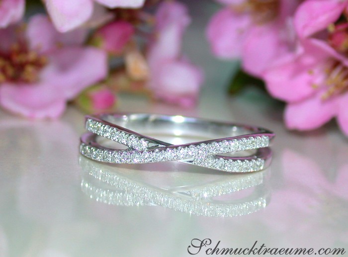 Zarte Diamant-Crossover-Ring mit 0.190 Karat, Weißgold 750, vor Blütenhintergrund