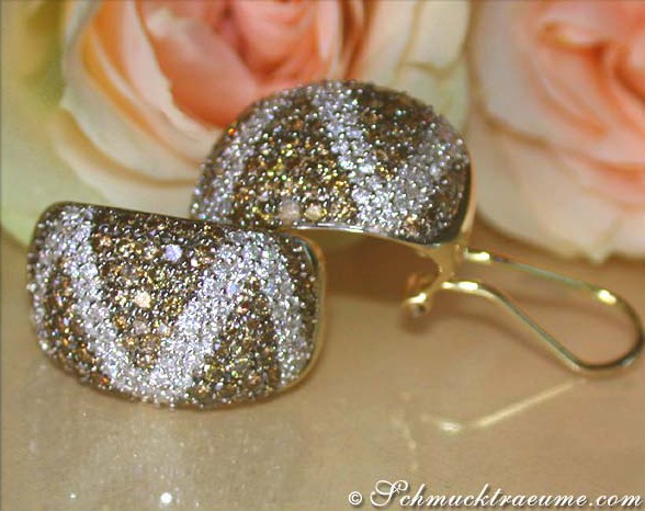 Goldene Zick-Zack-Ohrstecker mit braunen und weißen Brillanten