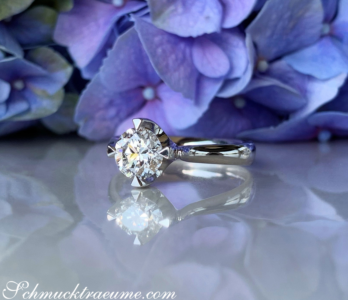 Blauer Hyazinthhintergrund, glänzender Brillant Solitär-Ring, offene Fassung, Weißgold 750, hochwertig.