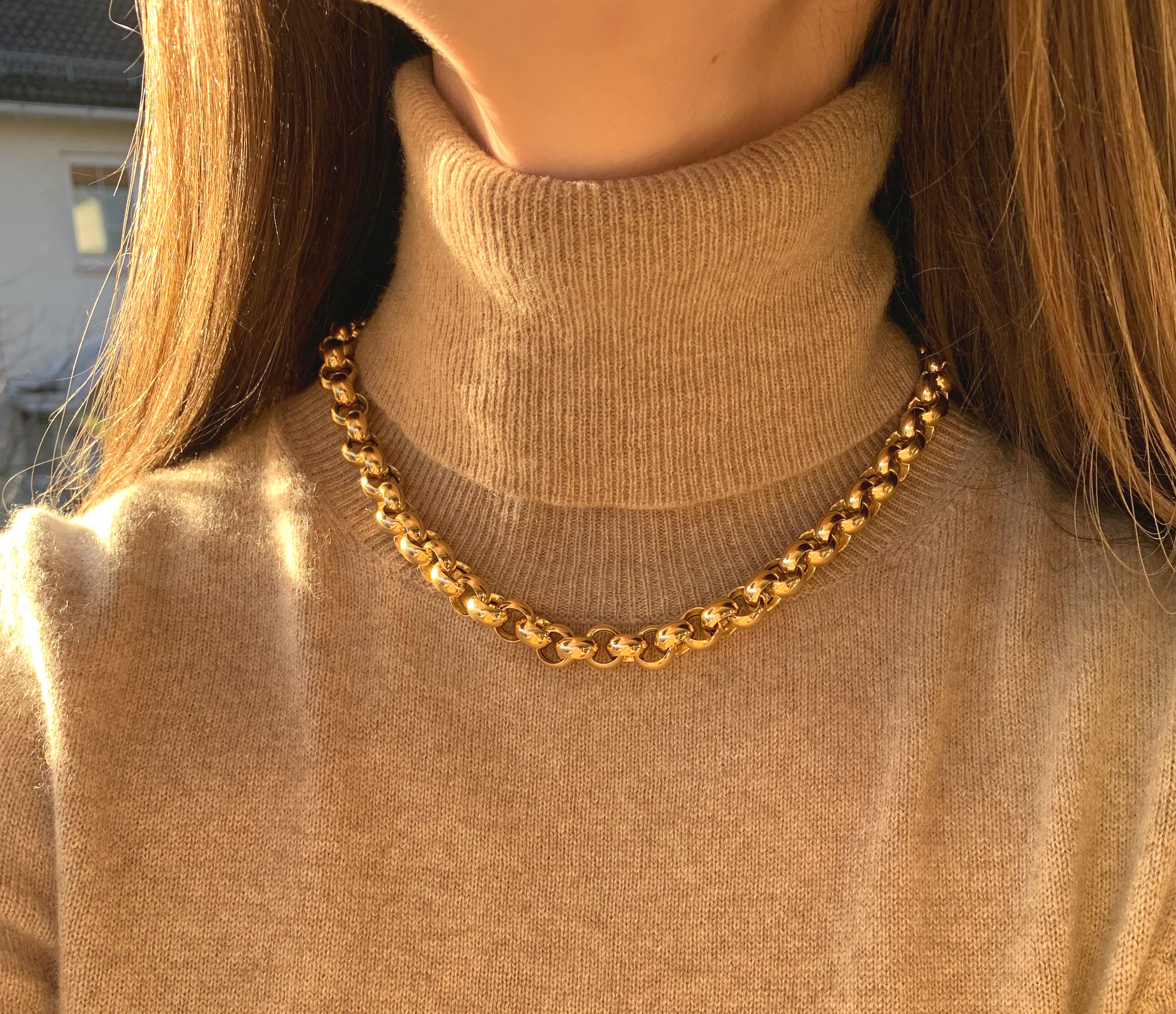 Gold Pur Erbs Collier in Gelbgold 585 getragen, detailreich, elegant, warmes Licht