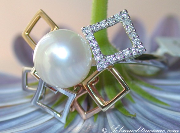 Kunstvolle Perlen-Ring mit Diamanten auf Blume