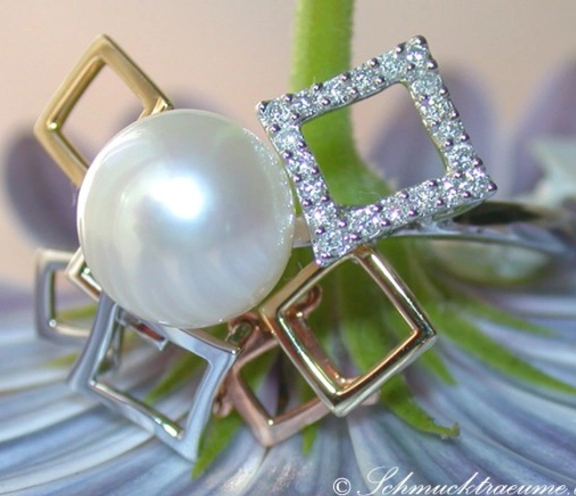 Kunstvolle Perlen-Ring mit Diamanten auf Blume Kunstvolle Perlen-Ring mit Diamanten auf Blume