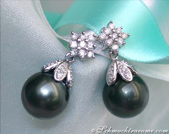 Tahitiperlen-Ohrstecker mit Brillanten in Carré-Form, Detailaufnahme, elegant gestaltet