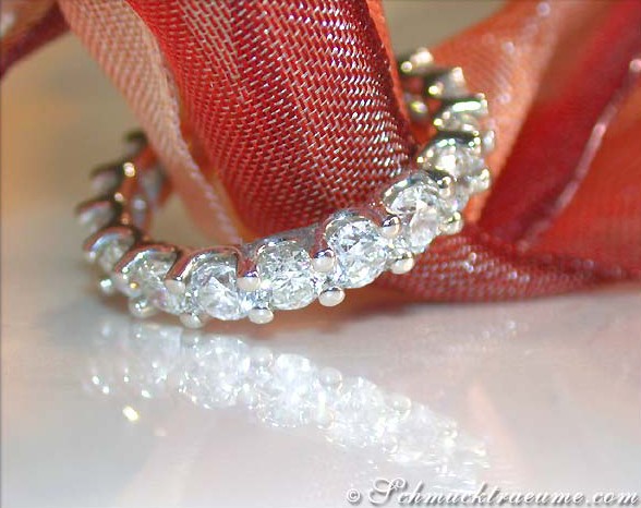 Memory Ring in Krappenfassung mit funkelnden Brillanten