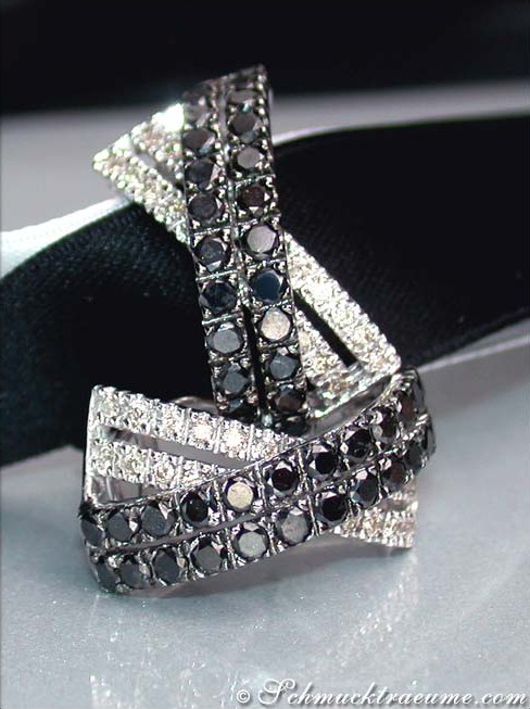 Schwarz-weißes Diamant-Ohrsteckermuster mit überkreuzten Linien, Detailaufnahme