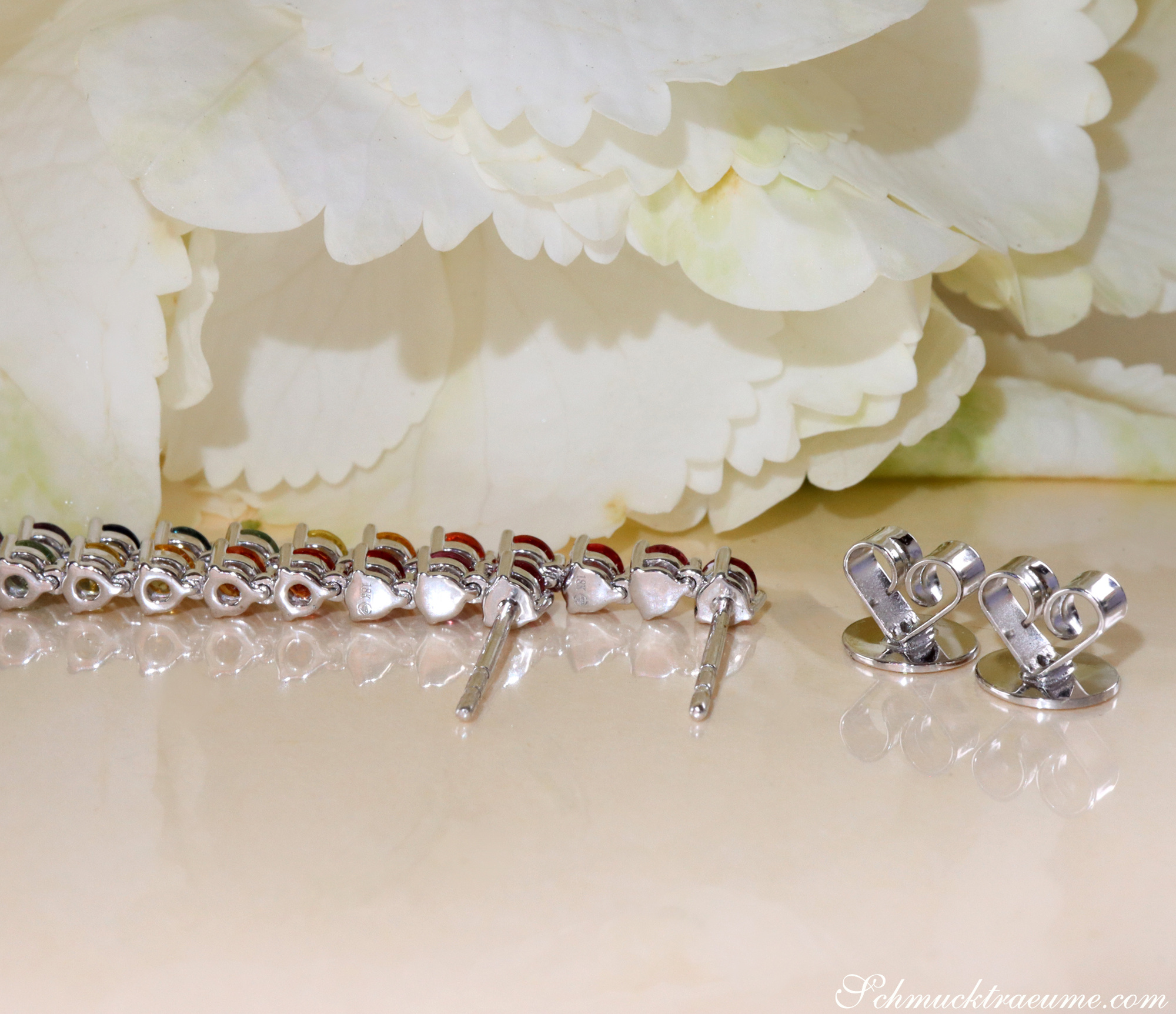 Detailaufnahme der Regenbogen-Saphir-Ohrgehänge „Riviere“ in Weißgold 750