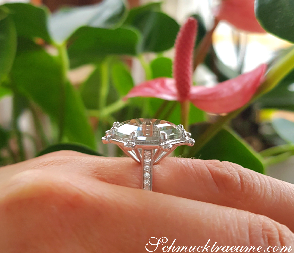 Prasiolith-Ring mit Brillanten auf Hand, vor grünen Blättern