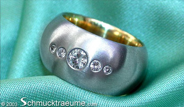 Klassischer Bandring mit Diamanten im Sternenhimmel-Design, Detailaufnahme auf Silbergrund