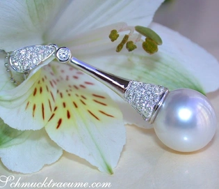 Weißgold-Anhänger mit Perle und Brillanten auf Blüte