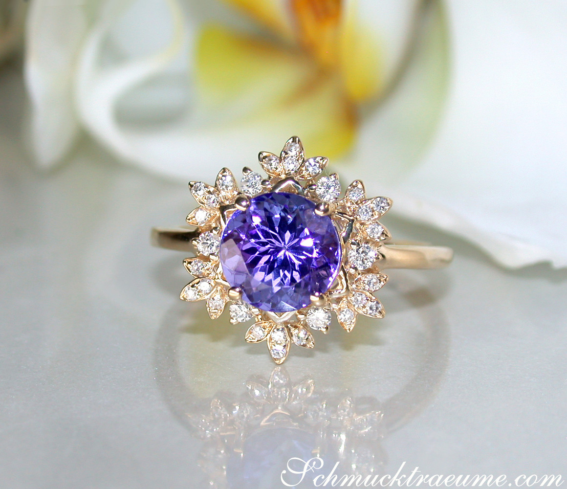 Blauer Tansanit-Ring mit Diamanten im Schneeflocken-Design auf weißem Hintergrund