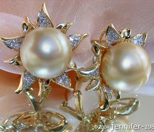 Goldene Südseeperlen-Blüten-Ohrstecker mit Diamanten, 0.50 Karat, 12-13 mm