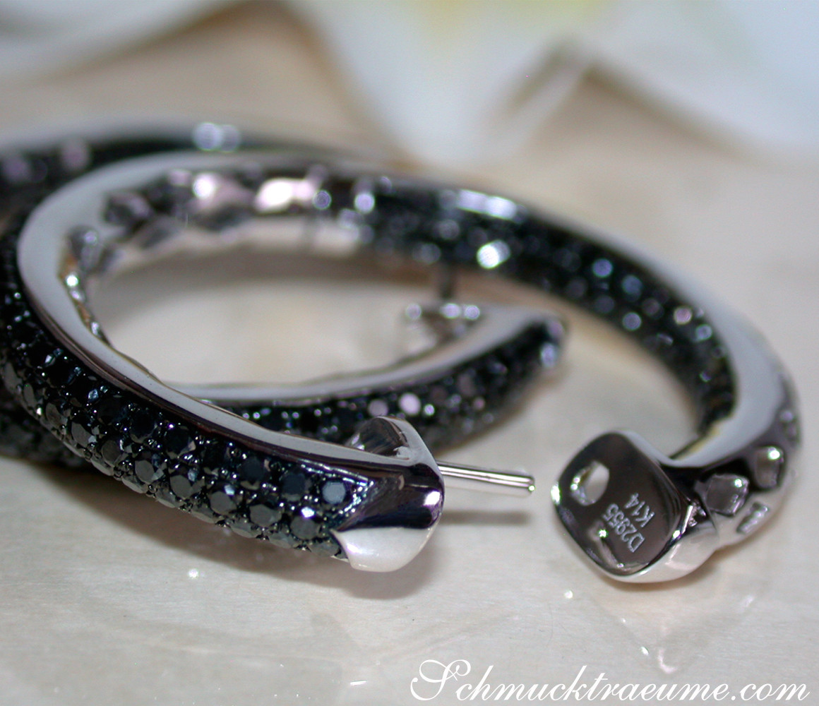 Detailaufnahme von Creolen mit schwarzen Diamanten in Weißgold 585.