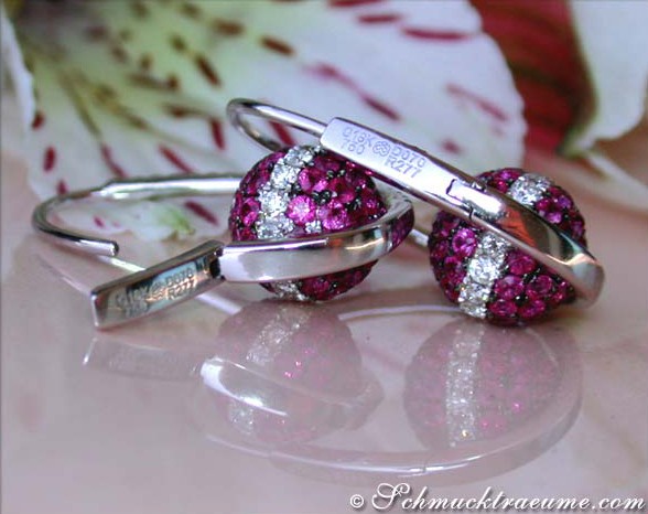 Weißgold-Ohrringe mit Rubin und Brillanten, Detailaufnahme, glänzende Perlen, elegante Verarbeitung