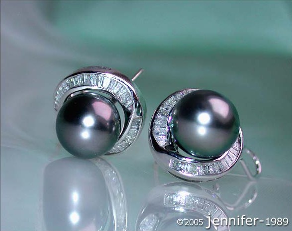 Weißgold 585 Ohrstecker mit 0.940 Karat Diamanten und 10-11 mm Tahitiperlen, elegant und zurückhaltend.