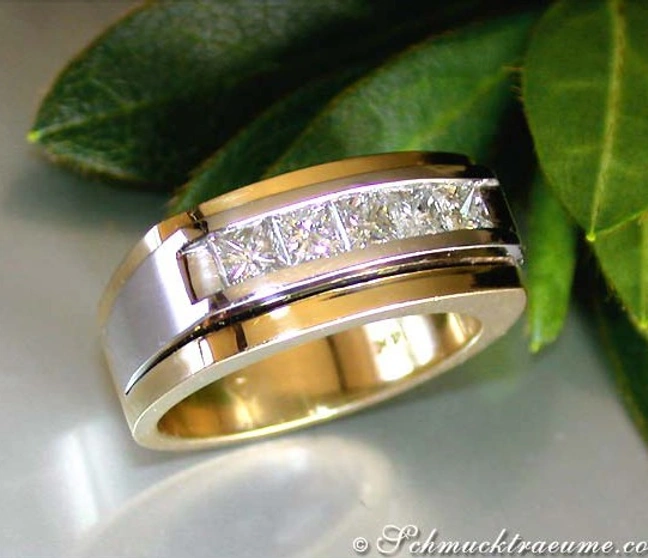 Goldener Diamant-Ring mit klaren Linien und Diamanten auf silberner und goldener Platte Goldener Diamant-Ring mit klaren Linien und Diamanten auf silberner und goldener Platte