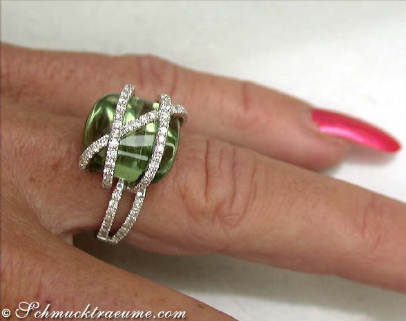 Prasiolith-Ring mit Brillanten auf Hand mit pinkem Nagellack