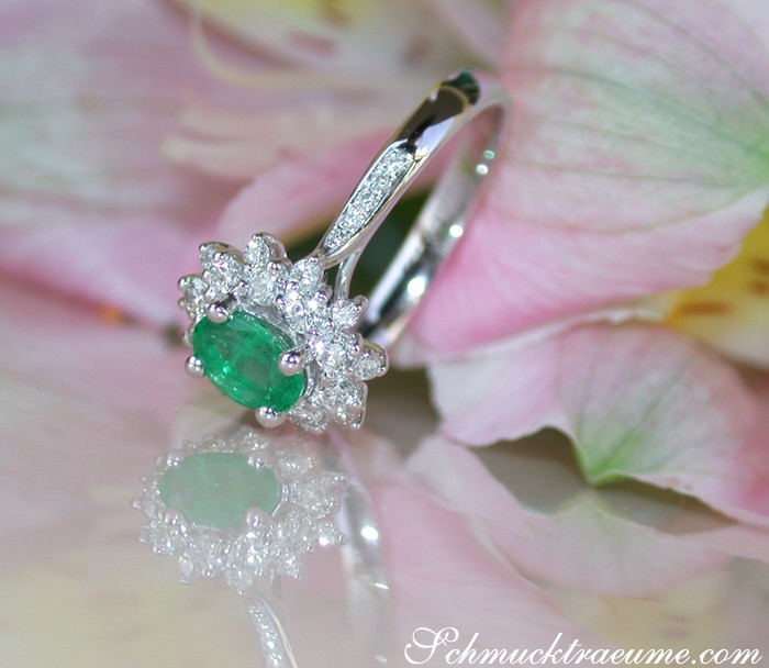 Smaragd-Ring mit Diamanten auf rosa Blüte, Detailaufnahme, Weißgold 585