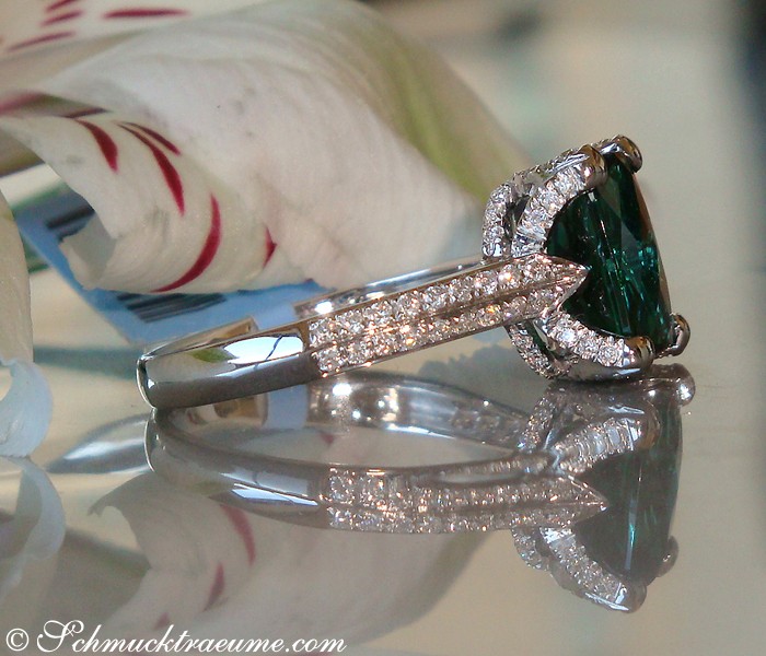 Weißgold-Turmalin-Ring mit Diamantbesatz, Detailaufnahme, elegant und luxuriös