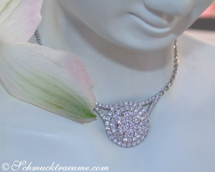 Weißgold-Halskette mit Diamantanhänger, detailreich, auf Puppenhals getragen.