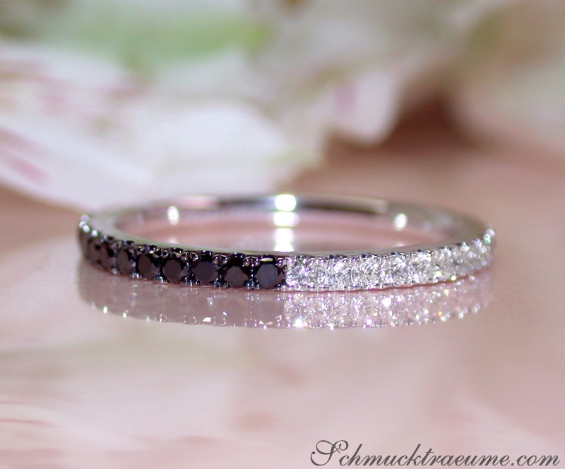 Wandelbarer Memory Ring mit weißen und schwarzen Diamanten - Image 2