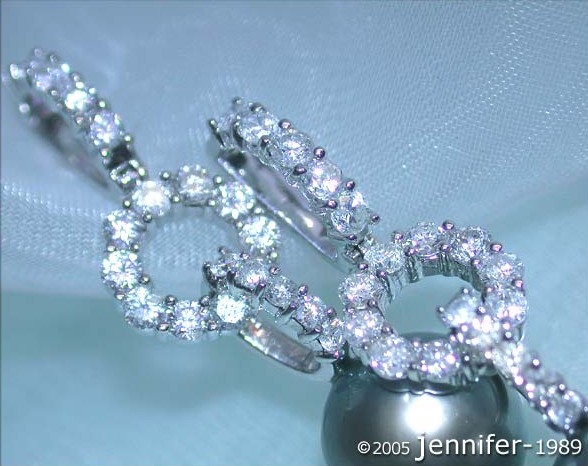Detail der Diamant-Tahitiperlen-Ohrhänger auf Silberständer
